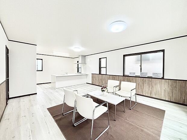 落ち着いた雰囲気のLDKは家族みんなの快適空間