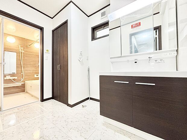 清潔感ある洗面化粧室で朝の身支度も快適