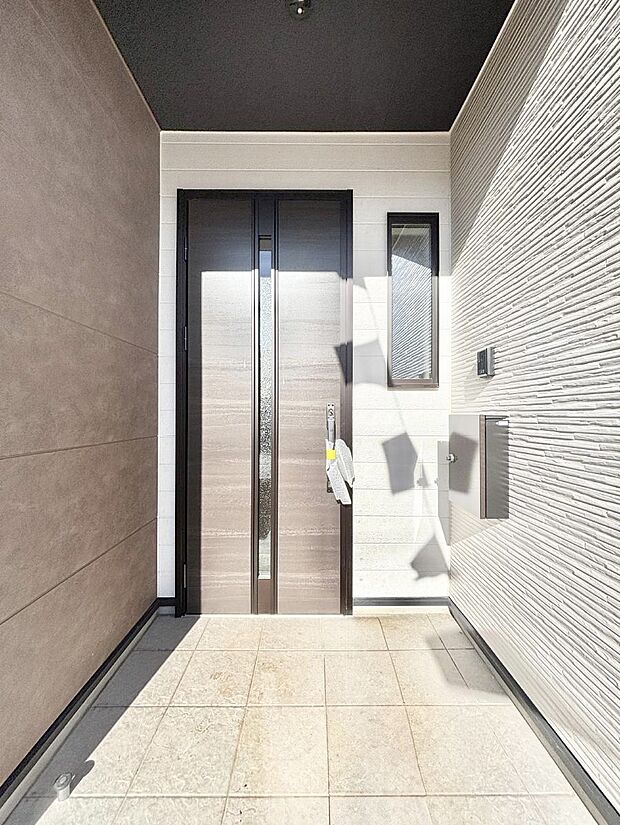 大切な家族、来客を出迎える玄関。