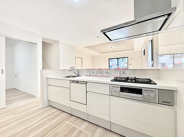 リビングで遊ぶお子様を見守りながらお料理ができる対面キッチン。  