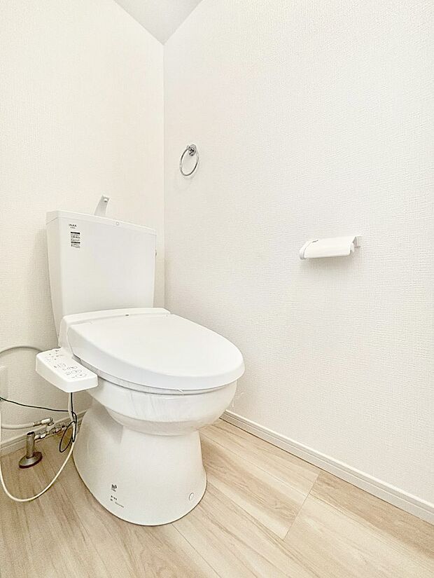 明るく清潔感のあるトイレです。