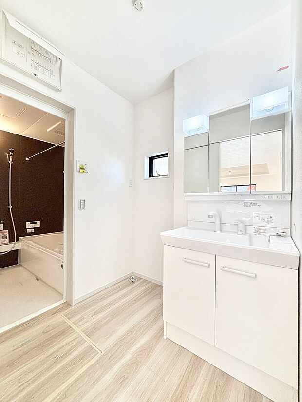 身支度もスムーズにおこなえる脱衣場。