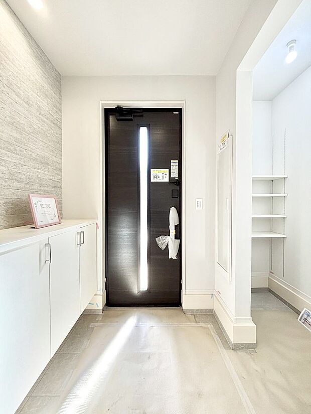 明るい玄関はお客様をお出迎えするのにぴったりです!