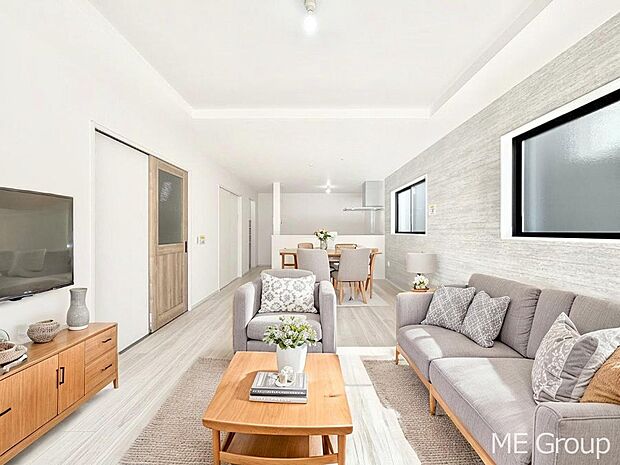 家族の和やかな会話が聞こえてきそう。開放感のあるリビングです。※家具はCGです  