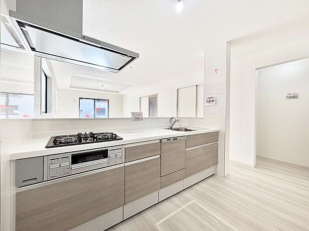 リビングで遊ぶお子様を見守りながらお料理ができる対面キッチン。  