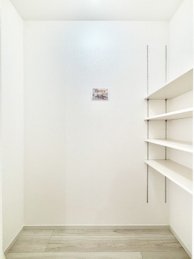 食材のストックはもちろん、日用品の収納など使い方はいろいろ!