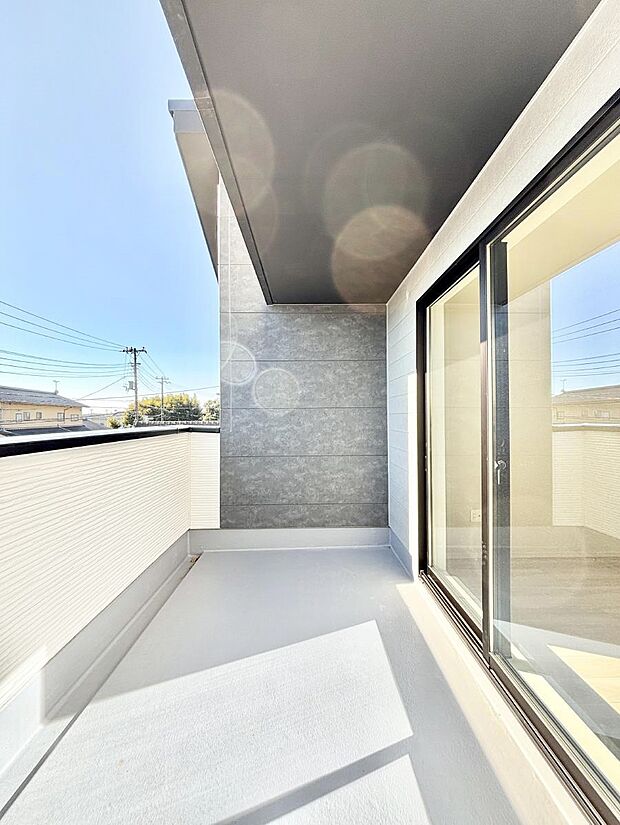 ゆったりバルコニーだから沢山お洗濯ものを干せます。