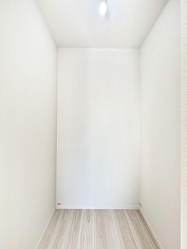 ウォークインクローゼット付きで生活空間を広く利用できます。