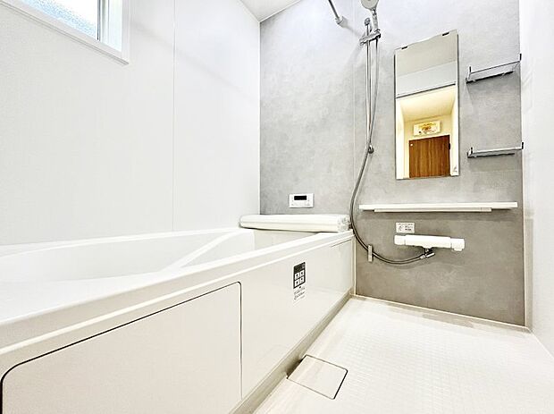 一日の疲れを癒してくれる明るい清潔感のあるバスルーム