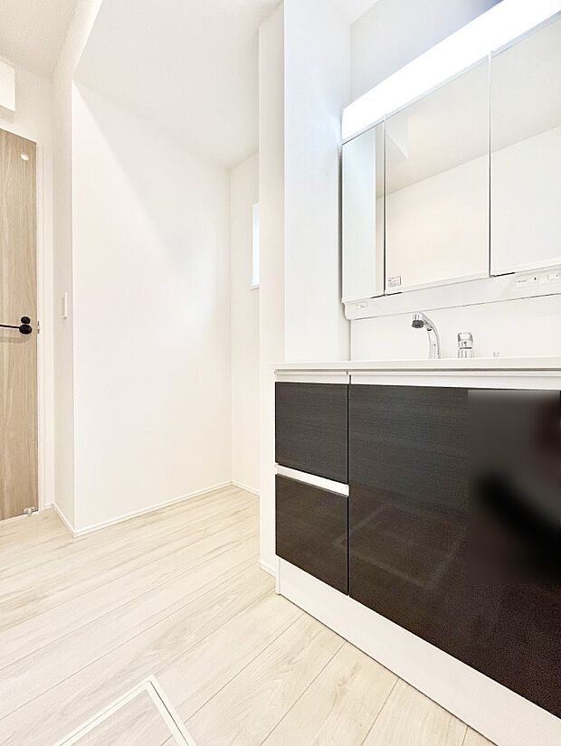 清潔感ある洗面化粧室で朝の身支度も快適