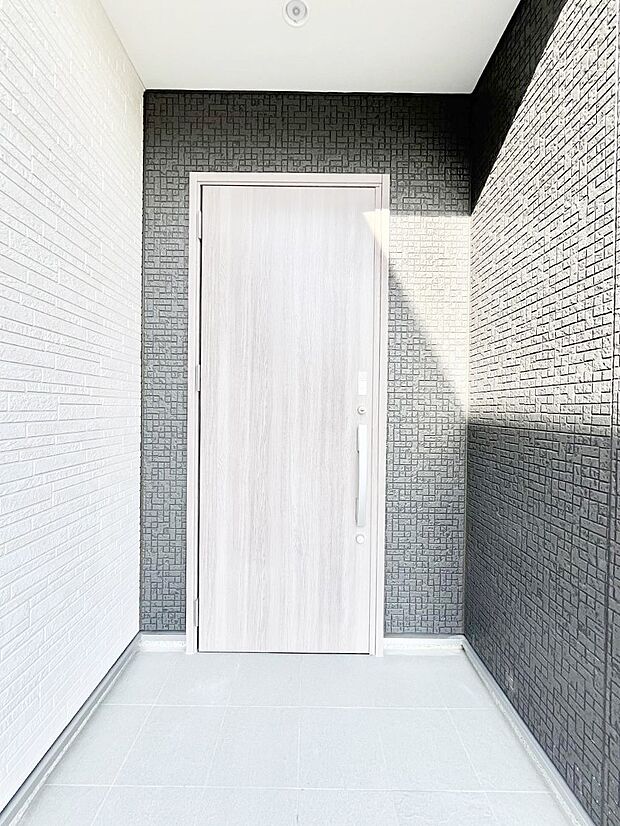 玄関前は雨が降っても濡れにくい屋根付き