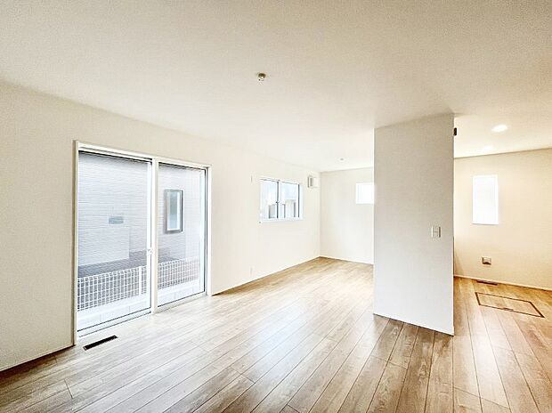 大きな窓からたっぷりの陽光と風を感じられるリビング