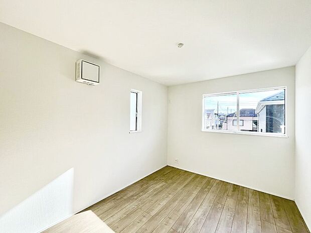 窓からのやさしい光が心地よいプライベートルーム