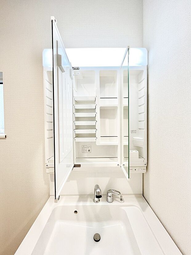 三面鏡の裏に、化粧品や衛生用品などを収納可能。洗面台をすっきりと保ちます！