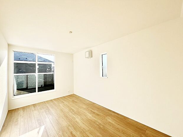 バルコニーが開放感をプラスしてくれる洋室