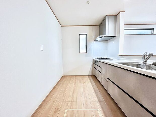 爽やかな風が通り抜けるキッチン。窓があるので明るく換気にも役立ちます。