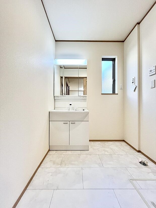 大きく見やすい三面鏡で清潔感ある洗面台は、身だしなみチェックや肌のお手入れにおすすめです。