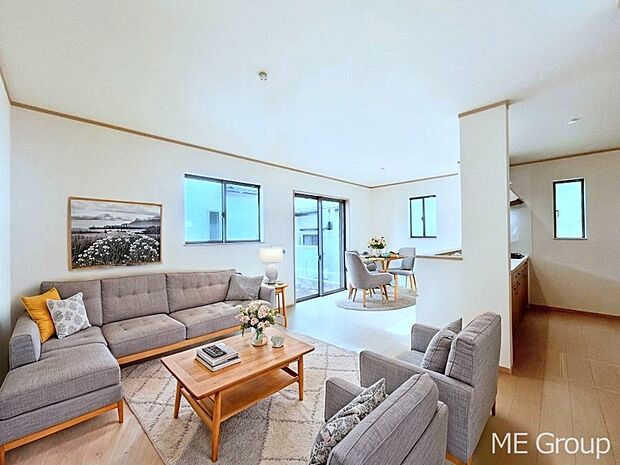 大きな窓からたっぷりの陽光と風を感じられるリビング　※家具はCGです  