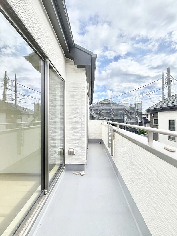 南向きのバルコニー!ご家族の洗濯物はもちろん、お布団もたっぷり干せます!