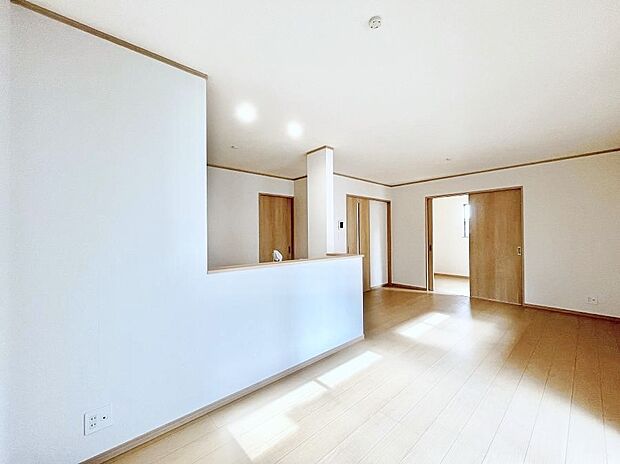 家族の笑顔が自然と生まれてくる、そんな雰囲気のダイニングに仕上がっています。