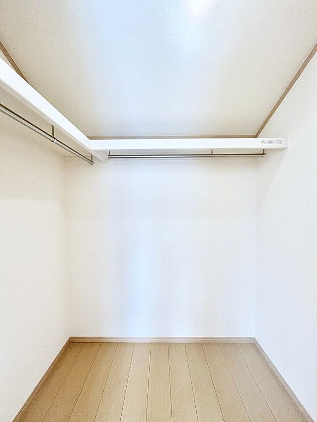 ウォークインクローゼット付きで生活空間を広く利用できます。