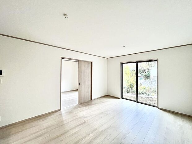 大きな窓からたっぷりの陽光と風を感じられるリビング