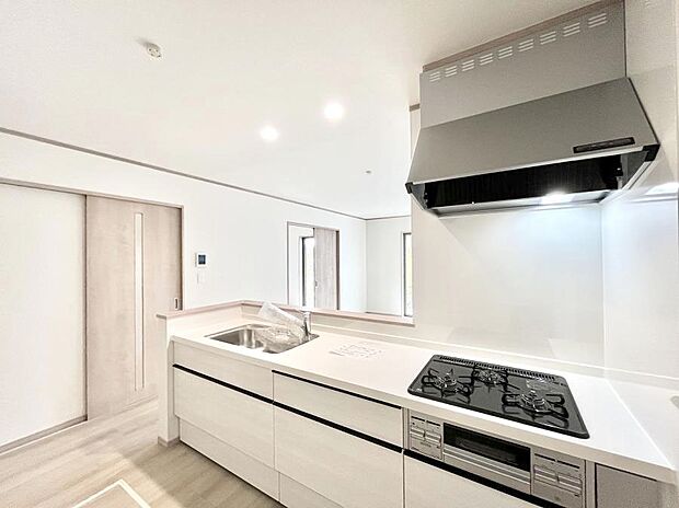 料理をしながらでもご家族との会話を楽しめる対面キッチン