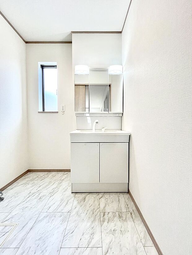 大きく見やすい三面鏡で清潔感ある洗面台は、身だしなみチェックや肌のお手入れにおすすめです。 