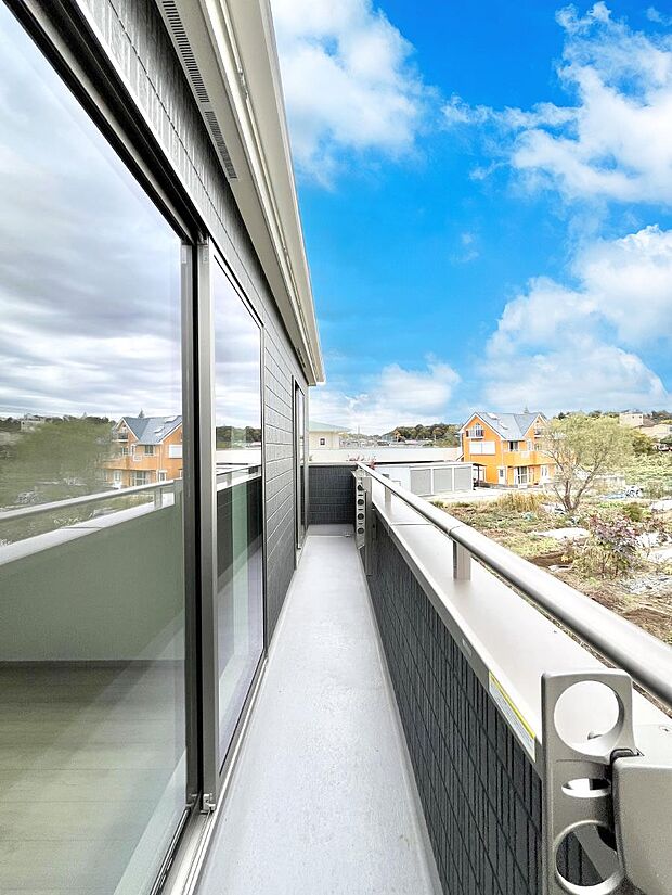 暖かな陽光が降り注ぐバルコニーはお洗濯におすすめ。爽やかな風も心地よいです。