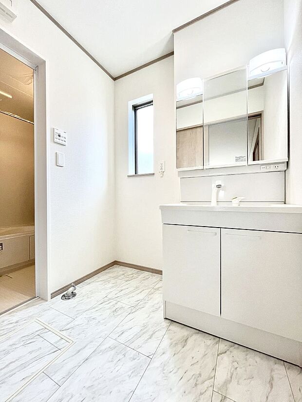 清潔感のある快適空間です。毎日の身支度も気持ち良くお使い頂けます。