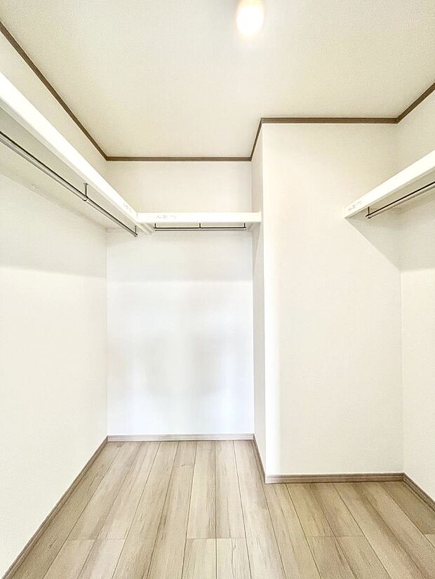 ウォークインクローゼット付きで生活空間を広く利用できます。