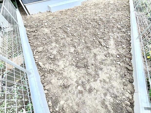 ガーデニングや家庭菜園も楽しめるお庭付き。