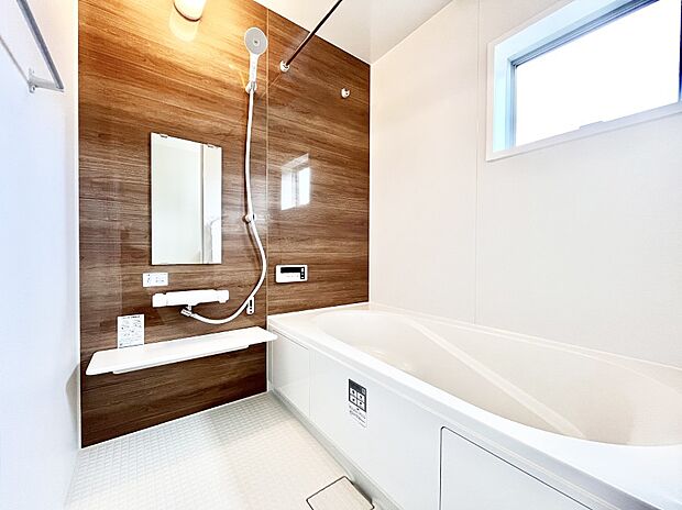 一日の疲れを癒してくれる明るい清潔感のあるバスルーム