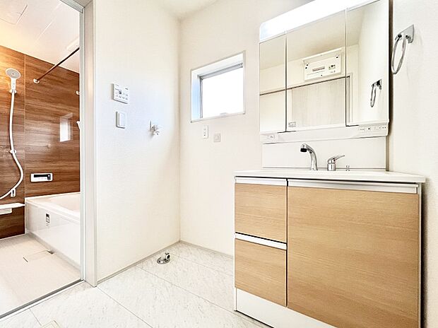 キッチンとの動線を考慮した水廻り集中設計で忙しい時間の家事もラクラク