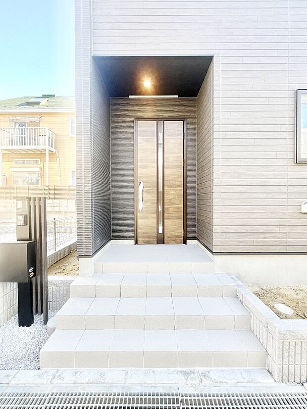 玄関前は雨が降っても濡れにくい屋根付き