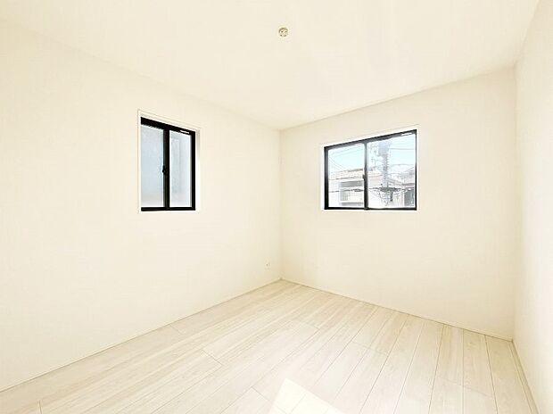 窓からのやさしい光が心地よいプライベートルーム