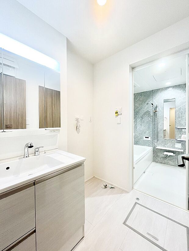 清潔感ある洗面化粧室で朝の身支度も快適