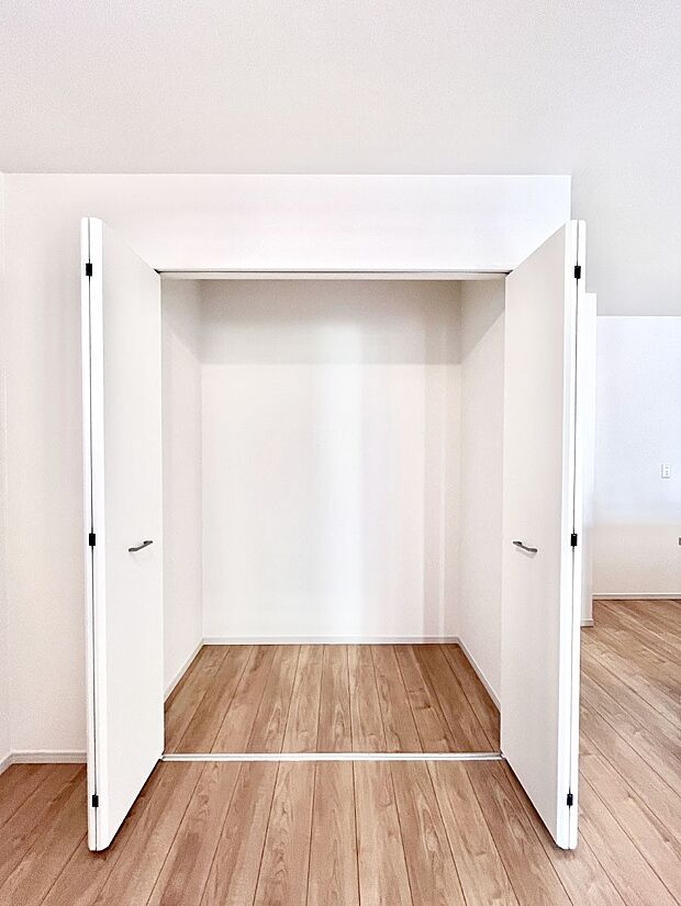 リビング収納。ここに収納があると物が集まるLDKがスッキリ片付きそうですね。