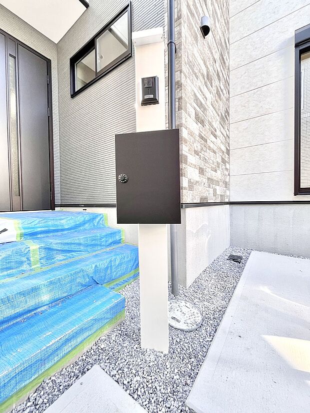 シンプルデザインのポスト。