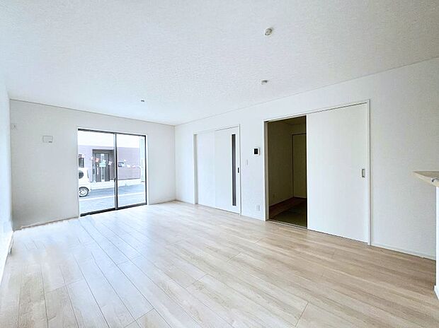 大きな窓からたっぷりの陽光と風を感じられるリビング