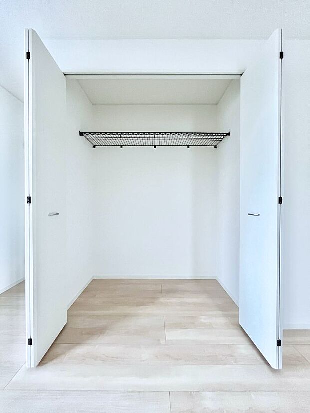 洋室のクローゼット。奥行きがあるので厚手の衣類もすっきり収まります。