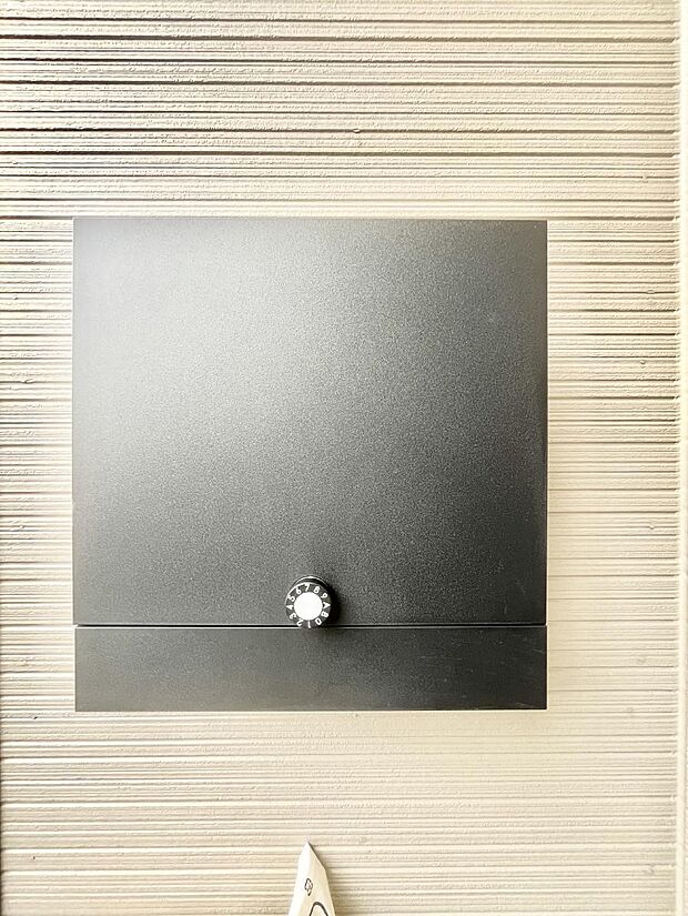 シンプルデザインのポスト。