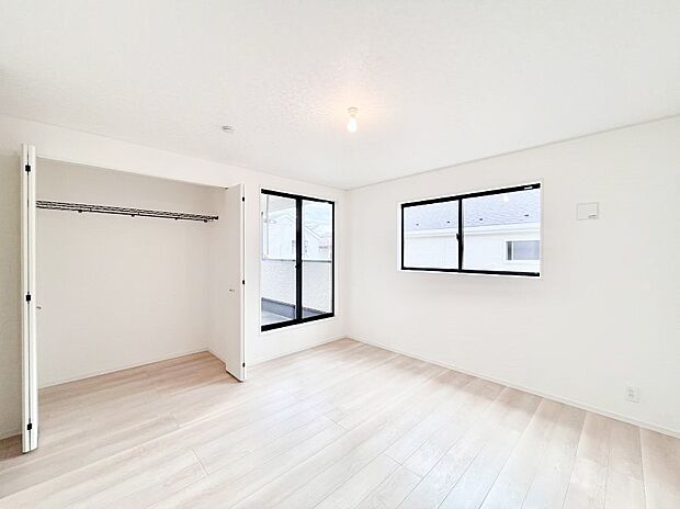 明るいバルコニーサイドに洋室を設置。目覚めの良い寝室に。　 