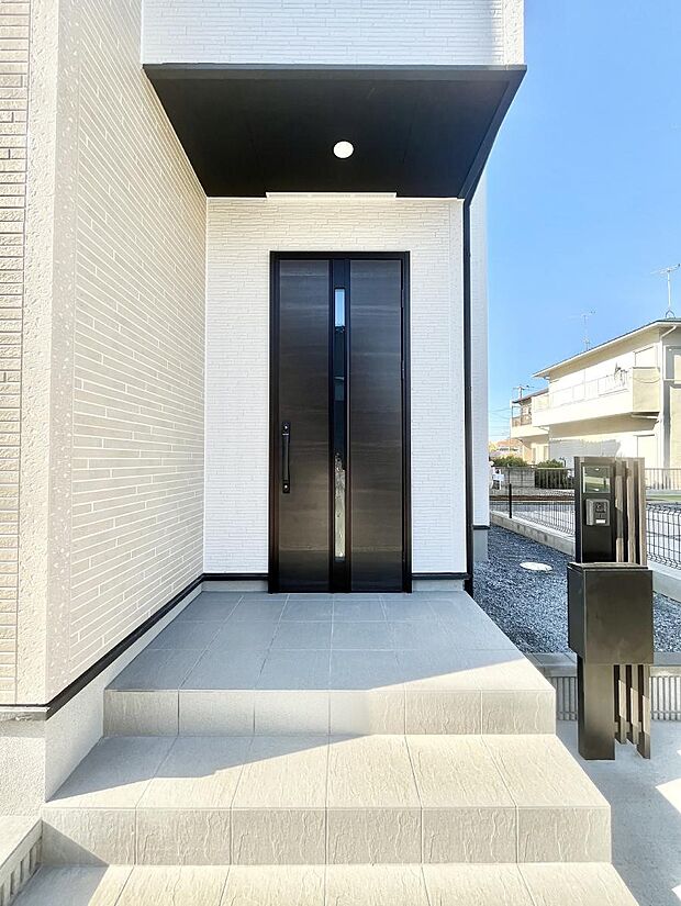 大切な家族、来客を出迎える玄関。