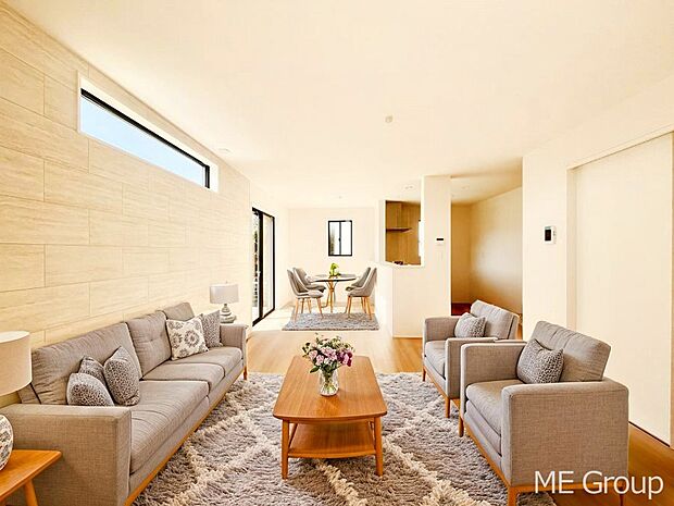 ご家族の賑やかな話し声で包まれる明るいリビング  ※家具はCGです　