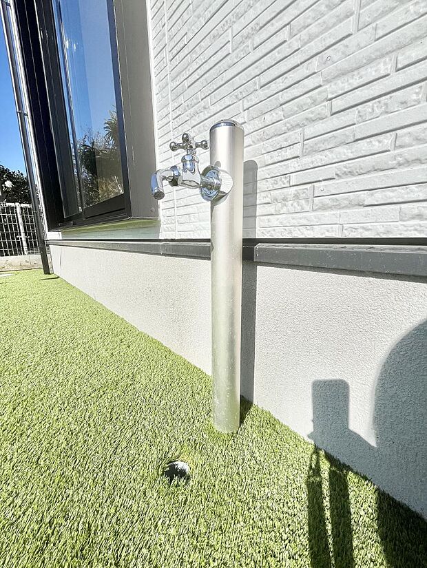 外水栓があると、庭のお手入れやちょっとした手洗い・洗車に便利です！ 　