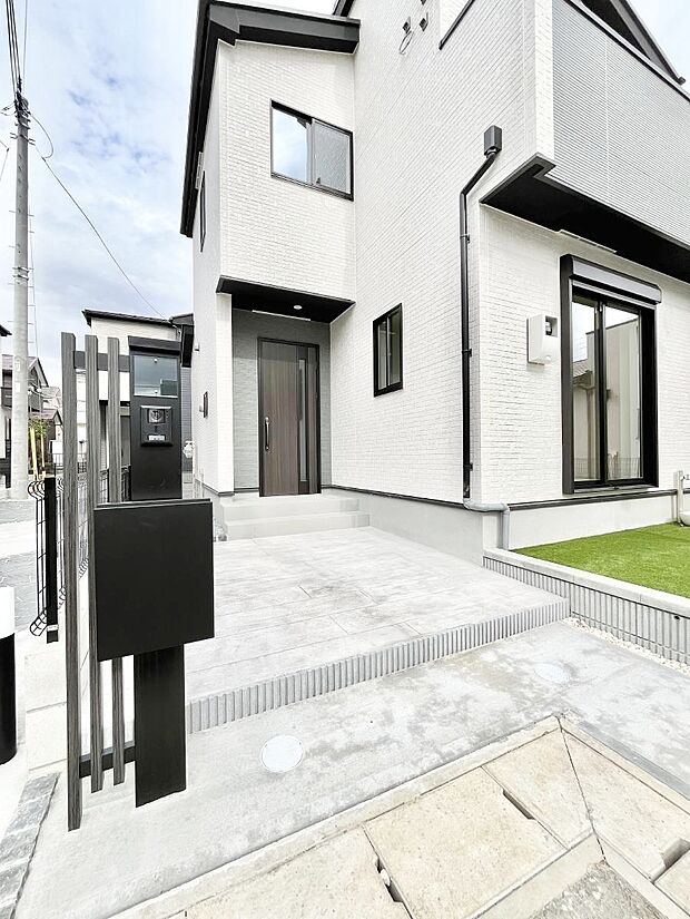 玄関アプローチにはプランターを並べて季節の花でお客様をおもてなしできます。