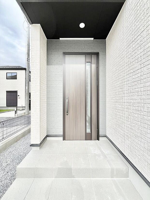 住まいの顔を演出する、玄関ドア。