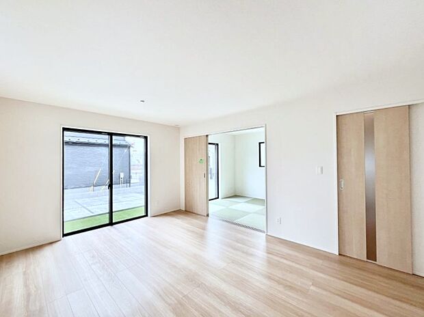 大きな窓からたっぷりの陽光と風を感じられるリビング