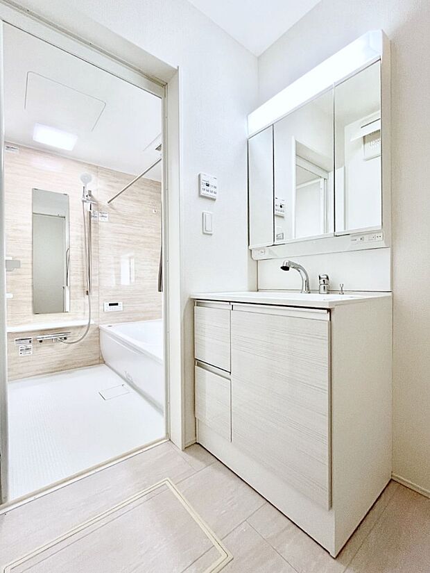 大きく見やすい三面鏡で清潔感ある洗面台は、身だしなみチェックや肌のお手入れにおすすめです。 